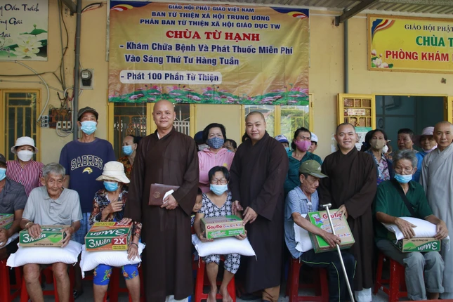 Trao quà đến các bệnh nhân tại phòng khám chùa Từ Hạnh