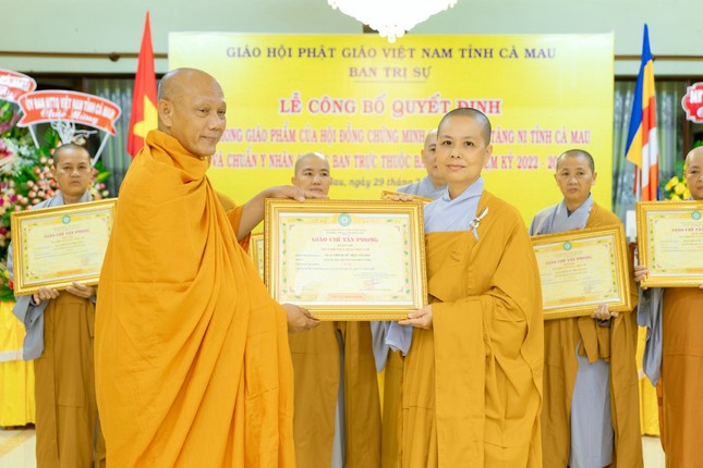 Hòa thượng Thạch Hà trao giáo chỉ tấn phong Ni sư