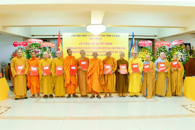 Hòa thượng Đào Như trao quyết định chuẩn y nhân sự đến Ban Tăng sự GHPGVN tỉnh Cà Mau do Hòa thượng Thạch Hà làm Trưởng ban
