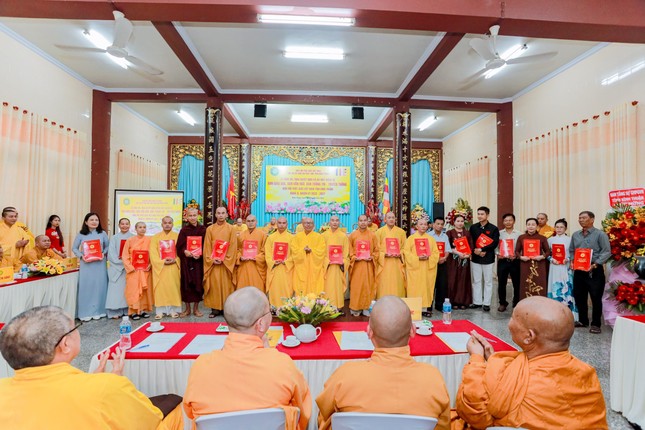 Các thành viên Ban Văn hóa nhận quyết định chuẩn y nhân sự Các thành viên Ban Văn hóa nhận quyết định chuẩn y nhân sự