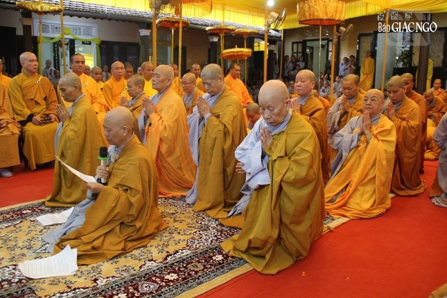 Ni trưởng Thích nữ Như Minh thay mặt môn đồ pháp quyến dâng lời cảm tạ