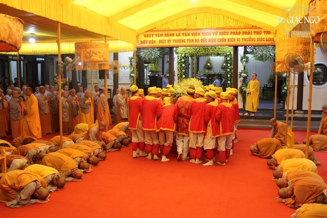 Phụng tống kim quan cố Ni trưởng rời Giác linh đường chùa Diệu Viên