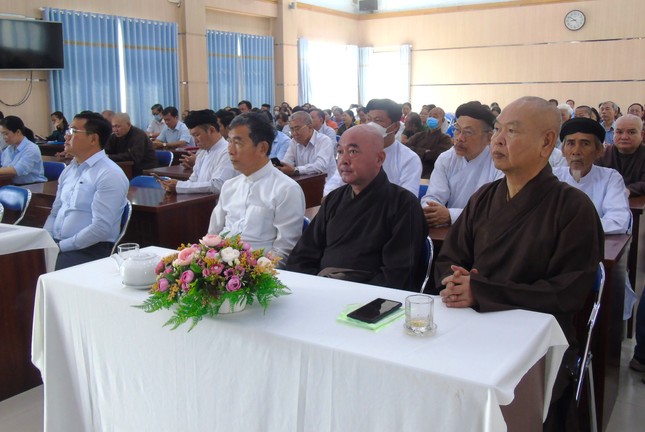 Các chức sắc tôn giáo, đại biểu tham dự hội nghị