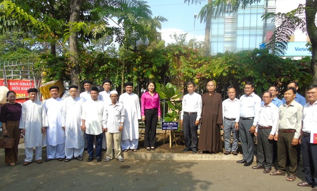 Lãnh đạo chính quyền cùng các chức sắc tôn giáo tham gia trồng cây, bảo vệ môi trường