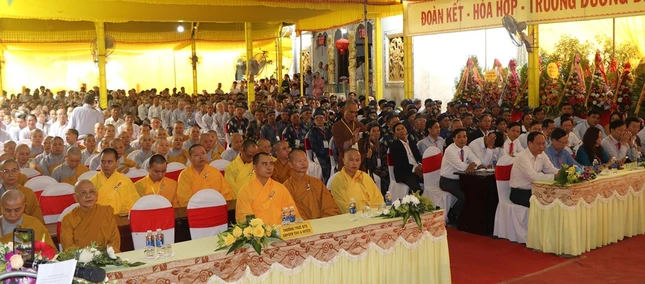 Chư Tăng Ni, đại biểu cùng Phật tử tham dự buổi lễ Chư Tăng Ni, đại biểu cùng Phật tử tham dự buổi lễ