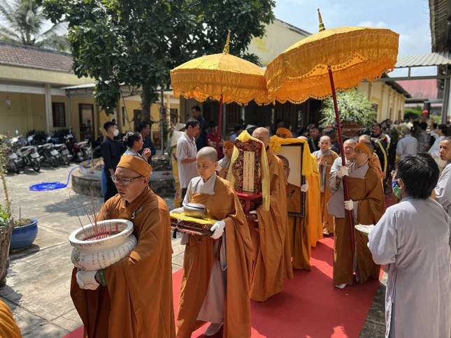 Cung thỉnh bát hương, y bát, linh vị, di ảnh cố Thượng tọa Thích Đạo An rời Giác linh đường Cung thỉnh bát hương, y bát, linh vị, di ảnh cố Thượng tọa Thích Đạo An rời Giác linh đường