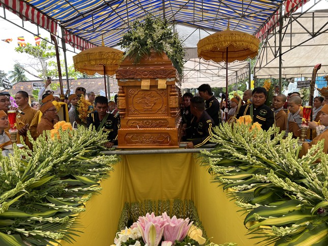 Kim quan cố Thượng tọa Thích Đạo An nhập tháp tại chùa Tân Hòa (TT.Cái Tàu Hạ, H.Châu Thành, Đồng Tháp)