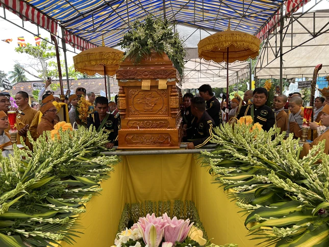 Kim quan cố Thượng tọa Thích Đạo An nhập tháp tại chùa Tân Hòa (TT.Cái Tàu Hạ, H.Châu Thành, Đồng Tháp) Kim quan cố Thượng tọa Thích Đạo An nhập tháp tại chùa Tân Hòa (TT.Cái Tàu Hạ, H.Châu Thành, Đồng Tháp)