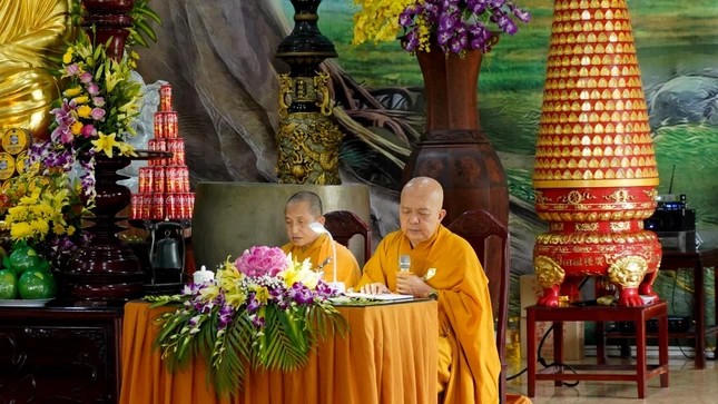 Nhị vị Thượng tọa truyền trao giới pháp Nhị vị Thượng tọa truyền trao giới pháp