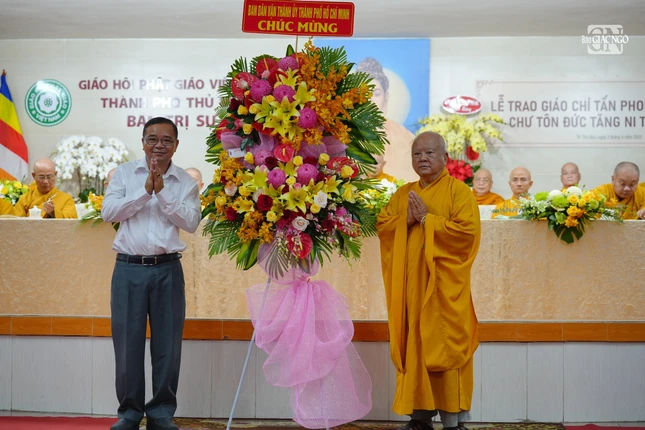 Đại diện Ban Dân vận Thành ủy TP.HCM tặng hoa chúc mừng