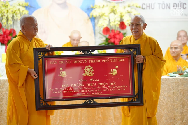 Trao tặng khánh vàng chúc mừng Hòa thượng Thích Thiện Đức được tái suy cử Ủy viên Ban Thường trực Hội đồng Trị sự GHPGVN, nhiệm kỳ 2022-2027