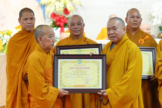 Hòa thượng Thích Thiện Pháp trao giáo chỉ tấn phong Thượng tọa