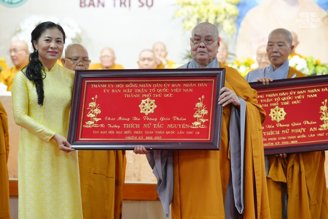 Ni trưởng Thích nữ Tắc Nguyên nhận khánh vàng chúc mừng