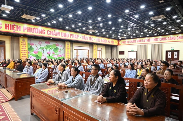 Phật tử tham dự khóa tu