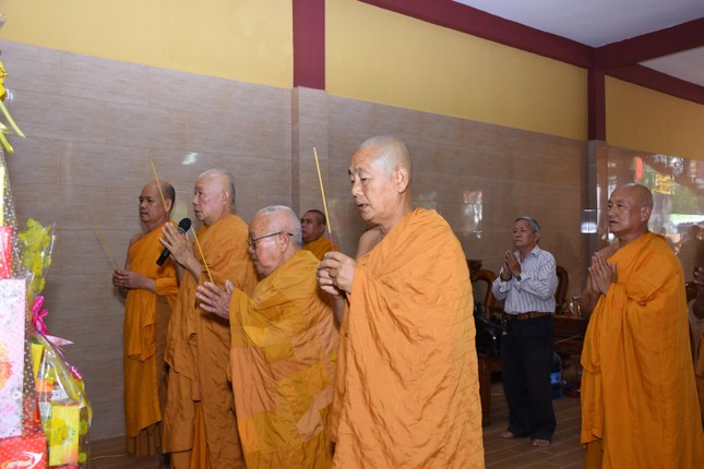 Chư tôn đức thắp hương tưởng niệm