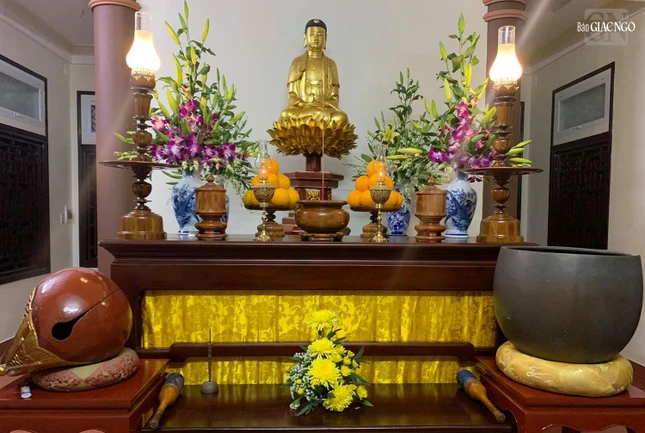 Tôn tượng Đức Bổn sư Thích Ca Mâu Ni chất liệu bằng gỗ được chế tác dưới thời nhà Nguyễn Tôn tượng Đức Bổn sư Thích Ca Mâu Ni chất liệu bằng gỗ được chế tác dưới thời nhà Nguyễn