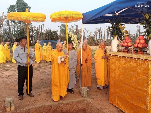 Trưởng lão Hòa thượng Thích Quang Nhuận cử hành nghi lễ sái tịnh