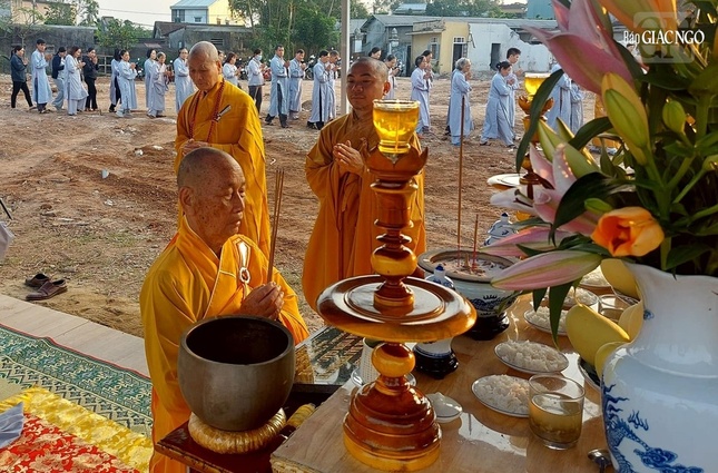 Trưởng lão Hòa thượng Thích Lưu Hòa niêm hương bạch Phật cử hành lễ đặt đá