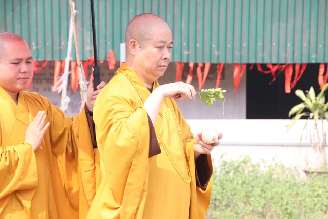Hòa thượng Thích Thọ Lạc thực hiện nghi thức sái tịnh khởi công xây dựng chánh điện chùa Tu