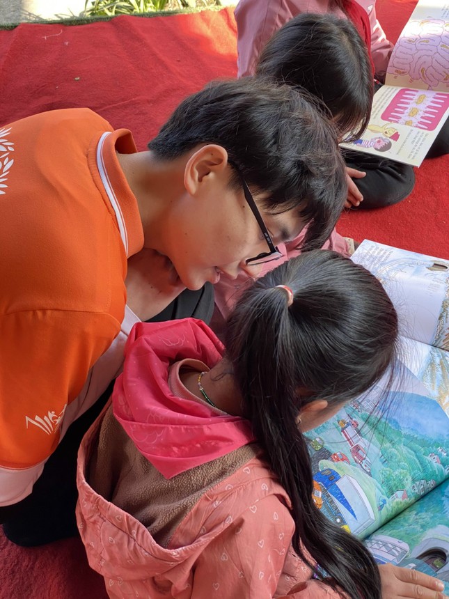 Đối với Đăng, từng quyển sách được các em mở ra kèm theo đó là một hy vọng cho tương lai tươi sáng - Ảnh: NVCC