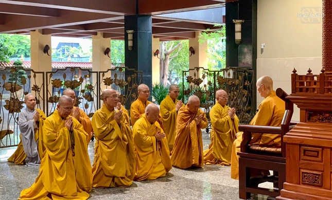 Lắng nghe Đức Pháp chủ ban huấn từ Lắng nghe Đức Pháp chủ ban huấn từ