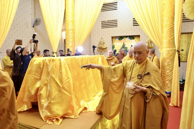 Cử hành nghi thức sái tịnh kim quan