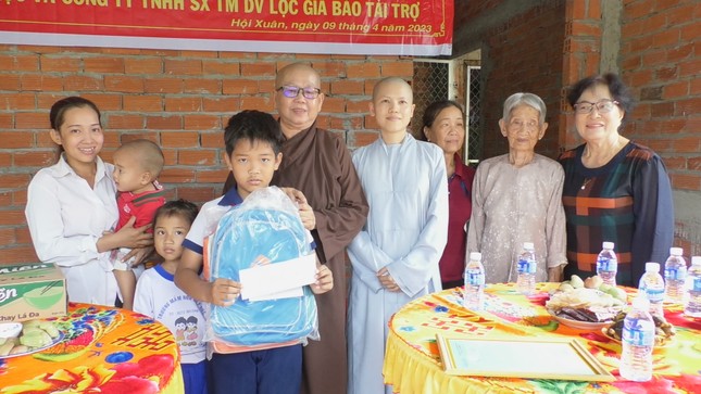 Tặng quà đến em Nguyễn Cao Chí Thịnh, khích lệ tinh thần vượt khó học tốt