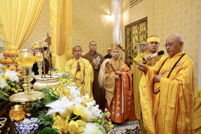 Cử hành nghi thức phất trần