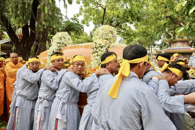 Cung thỉnh kim quan cố Trưởng lão Hòa thượng rời Giác linh đường