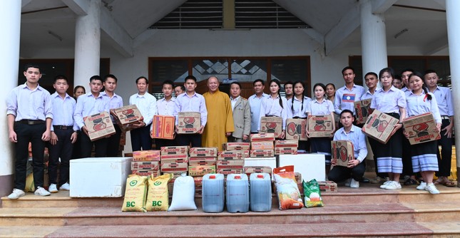 Trao quà đến các em học sinh