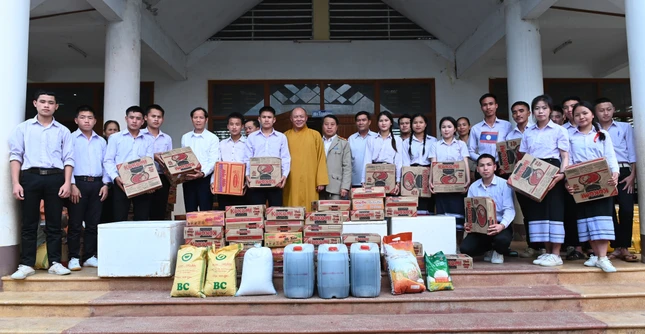 Trao quà đến các em học sinh