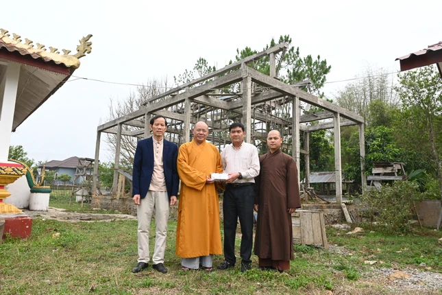 Hỗ trợ kinh xây dựng và hoàn thiện chùa Bản Ông