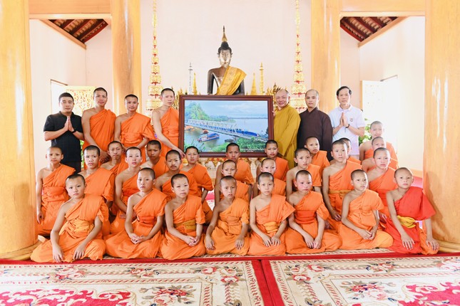 Tặng quà lưu niệm tại trụ sở Phật giáo tỉnh Hủa Phăn