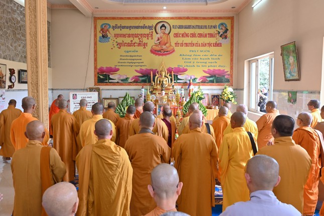 Chư tôn đức niêm hương cầu nguyện