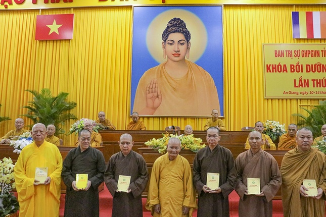 Trưởng lão Hòa thượng Thích Huệ Tài trao Giấy chứng nhận tham gia Khóa bồi dưỡng trụ trì