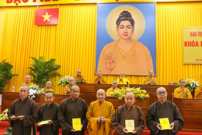 Chư Tăng nhận Giấy chứng nhận đã tham gia Khóa bồi dưỡng trụ trì lần thứ 26