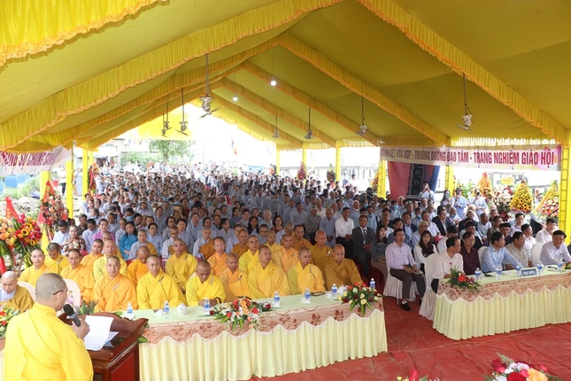 Chư Tăng Ni, đại biểu chính quyền và Phật tử tham dự buổi lễ Chư Tăng Ni, đại biểu chính quyền và Phật tử tham dự buổi lễ
