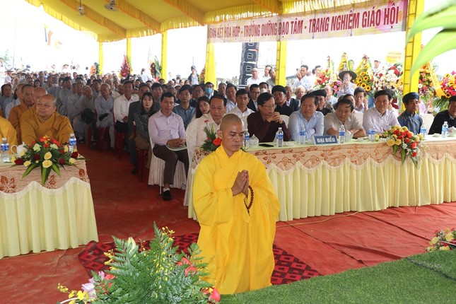 Thượng tọa Thích Nguyên Đức, tân trụ trì chùa Long Hà lắng nghe đạo từ