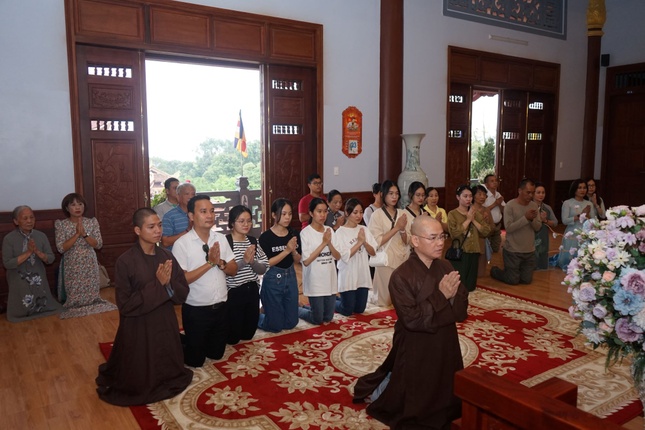 Thượng tọa Thích Thông Đạo thay mặt đoàn tác bạch cúng dường tại chùa Khánh Lâm Thượng tọa Thích Thông Đạo thay mặt đoàn tác bạch cúng dường tại chùa Khánh Lâm