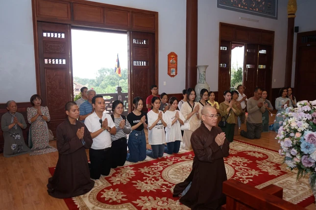 Thượng tọa Thích Thông Đạo thay mặt đoàn tác bạch cúng dường tại chùa Khánh Lâm