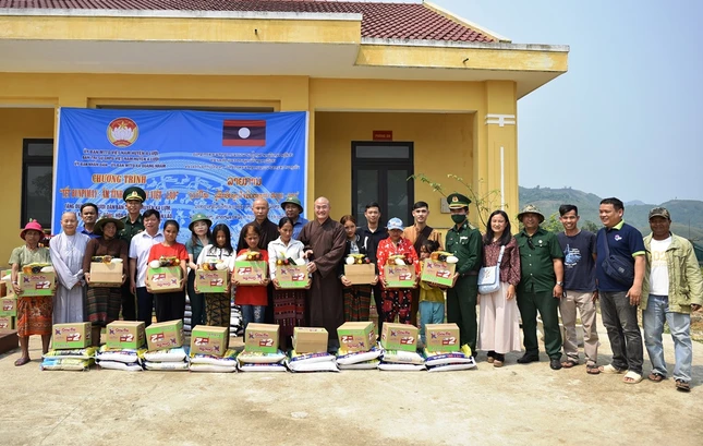 Trao quà đến người dân bản Sê Sáp