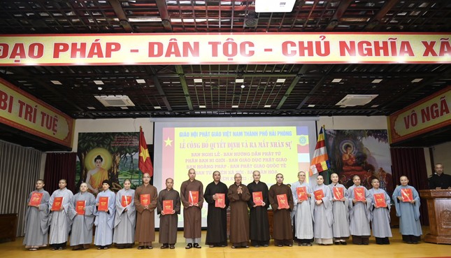 Trao quyết định chuẩn y nhân sự đến các thành viên Ban Hoằng pháp GHPGVN TP.Hải Phòng