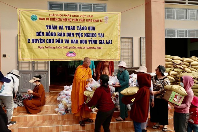 Hòa thượng Minh Lộc tận tay trao quà đến bà con