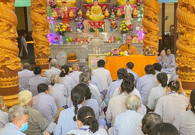 Đại đức Thích Minh Lộc chia sẻ Phật pháp với Phật tử tham dự khóa tu Đại đức Thích Minh Lộc chia sẻ Phật pháp với Phật tử tham dự khóa tu