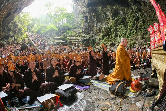 Đại đức Thích Quảng Hiếu chủ trì khóa lễ tụng Kinh Pháp hoa - Phẩm Phổ môn tại động Hương Tích Đại đức Thích Quảng Hiếu chủ trì khóa lễ tụng Kinh Pháp hoa - Phẩm Phổ môn tại động Hương Tích