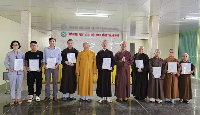 Trao quyết định chuẩn y nhân sự đến các thành viên Ban Thông tin - Truyền thông GHPGVN tỉnh Thanh Hóa, nhiệm kỳ 2022-2027