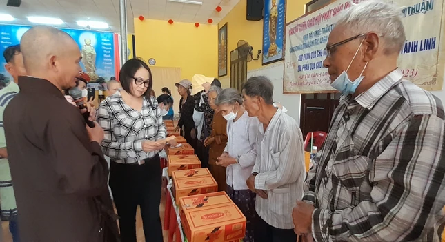 Trao quà đến bà con có hoàn cảnh khó khăn