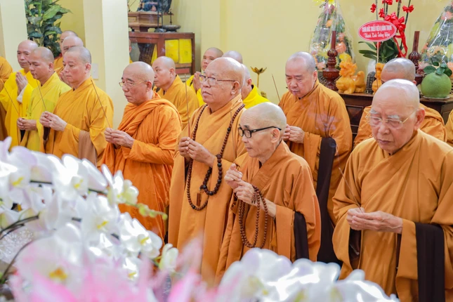 Chư tôn đức thắp hương cầu nguyện Chư tôn đức thắp hương cầu nguyện