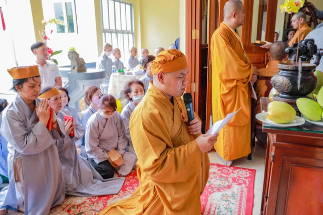 Đại đức Thích Nguyên Tài dâng lời tác bạch Đại đức Thích Nguyên Tài dâng lời tác bạch