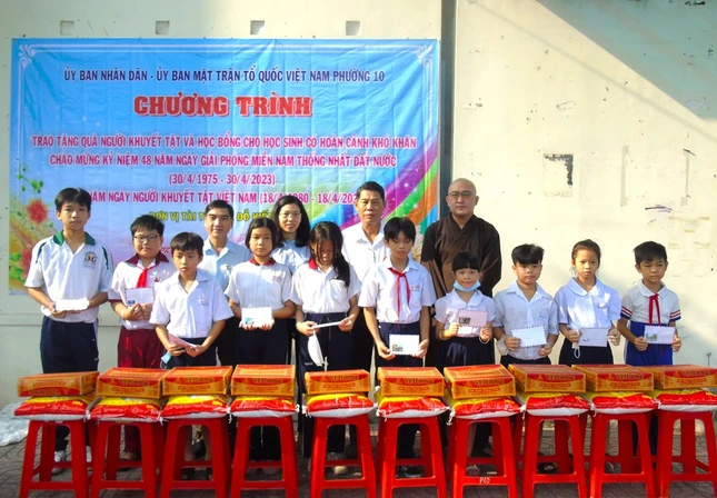 Trao học bổng đến các em học sinh có hoàn cảnh khó khăn trên địa bàn P.10, Q.8, TP.HCM